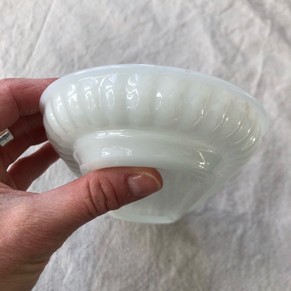Milk glass dish/tray - Picture 5 of 5